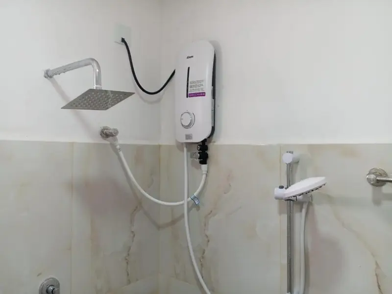 Rain shower and electric water heater in an en-suite bathroom